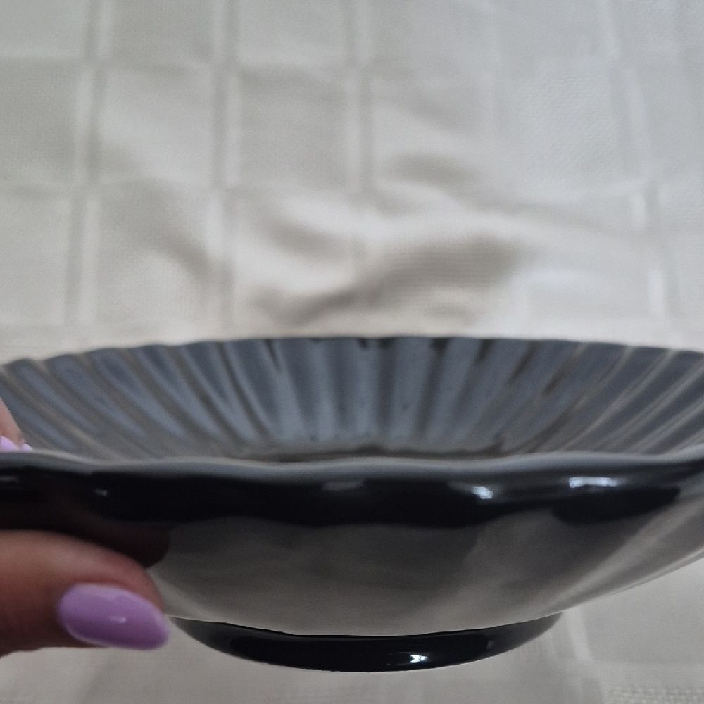 Elegant Black Serveware Bowl - Picture 6 of 16